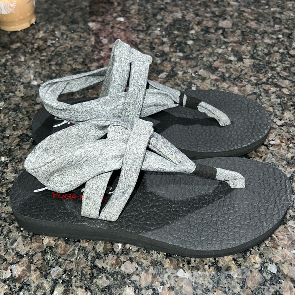 Skechers Yoga Foam sandals